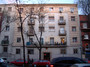 Fachada de edificio de viviendas en Madrid con balcones y árboles